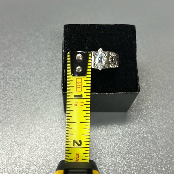 Sterling Silver Diamond Ring - Picture 3 of 8